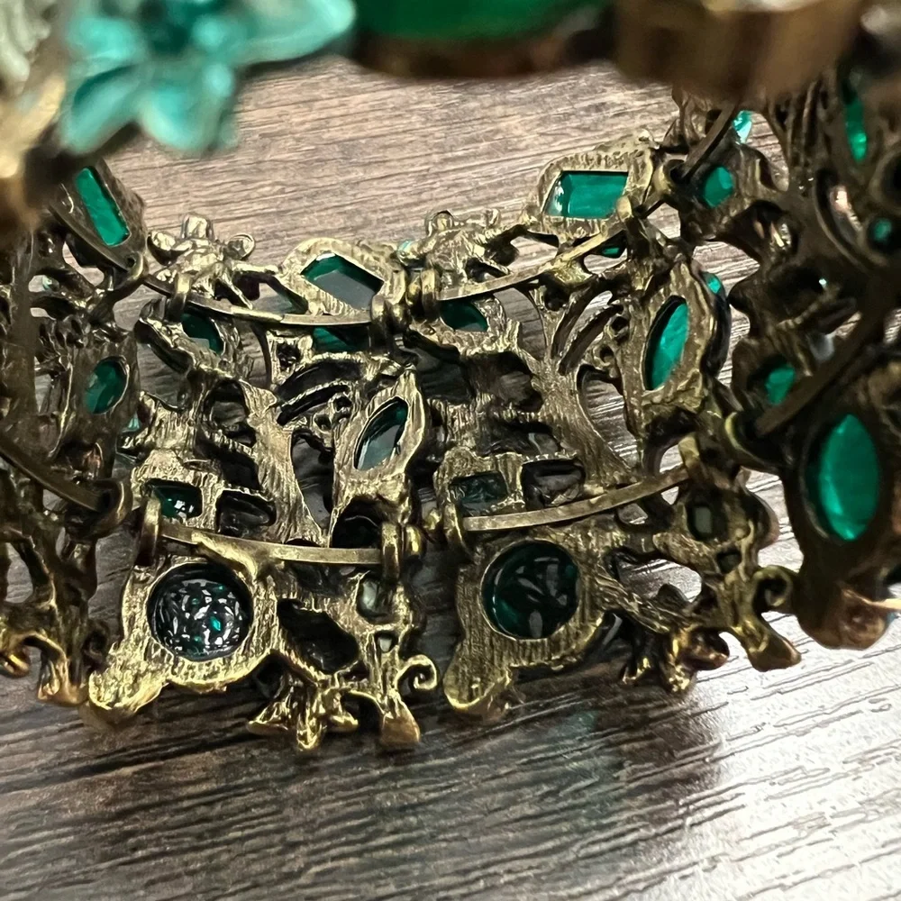 Stunning Green and goldtone Floral clamper Bracelet size 6